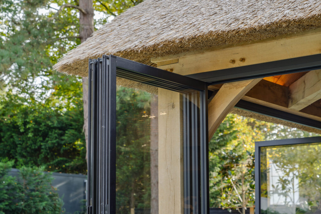 Aluminium vouwwanden voor rietgedekt poolhouse