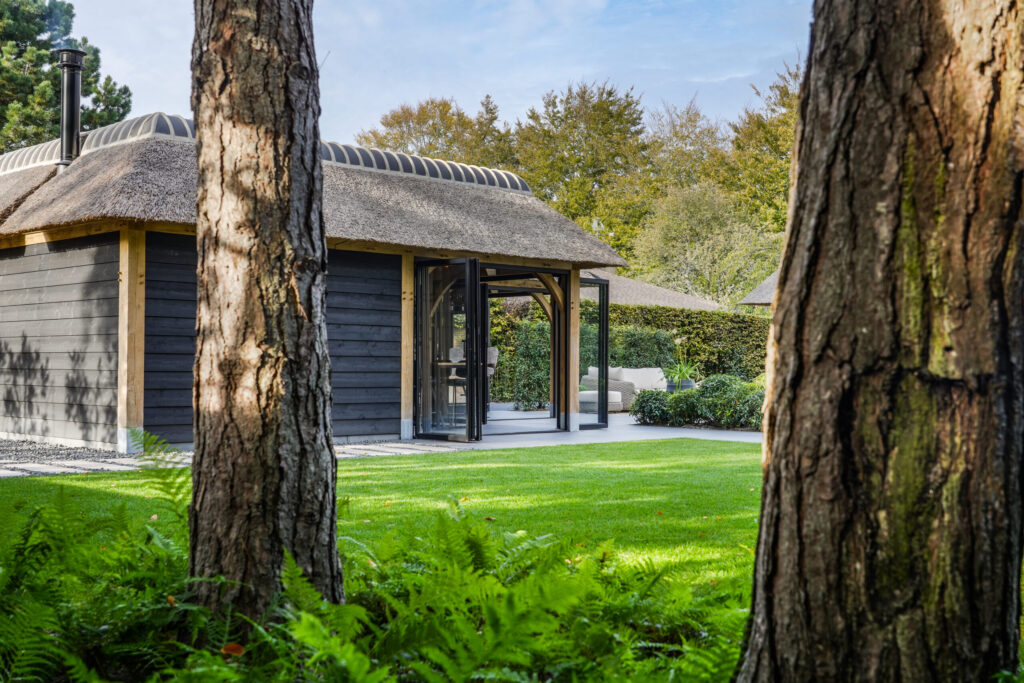 Aluminium vouwwanden voor rietgedekt poolhouse