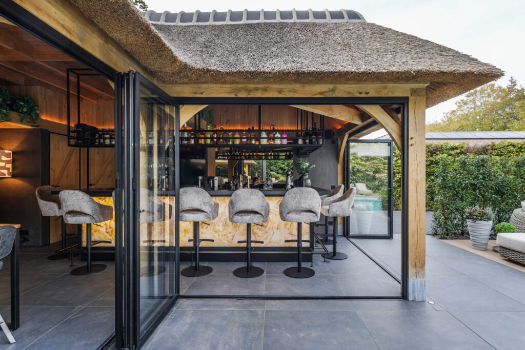 Aluminium vouwwanden voor rietgedekt poolhouse