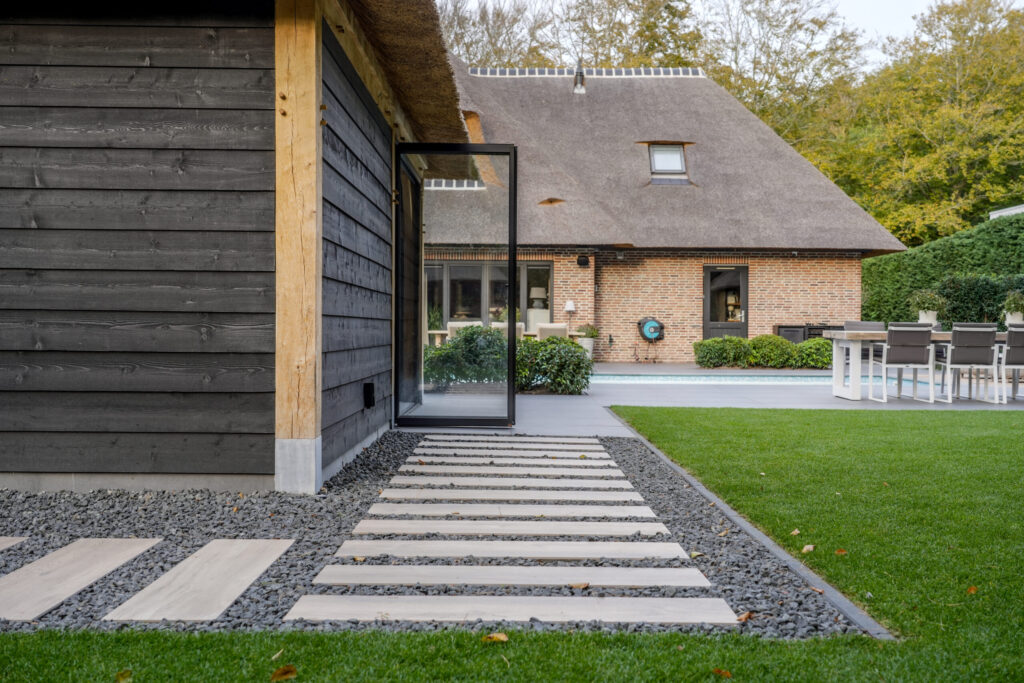 Aluminium vouwwanden voor rietgedekt poolhouse