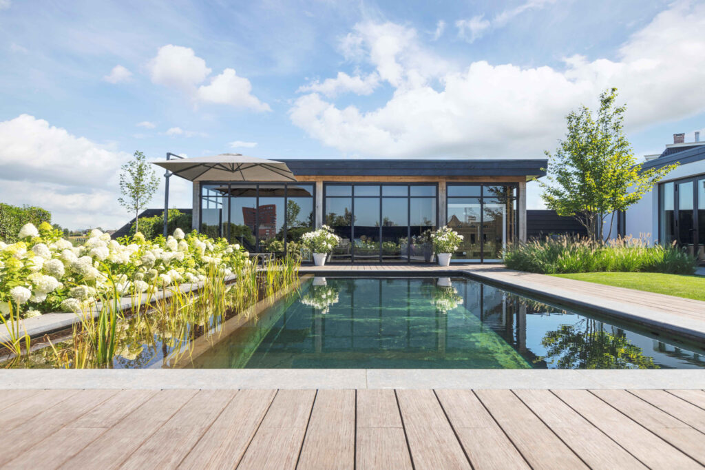 Vouwwanden en vaste wanden voor poolhouse