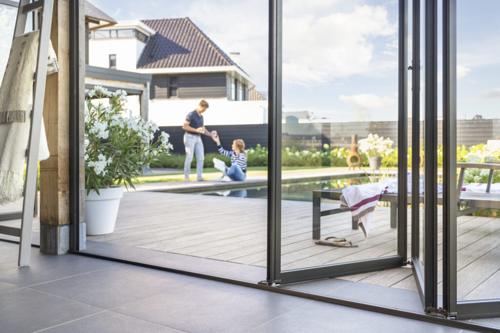 Vouwwanden voor eiken poolhouse met natuurzwembad