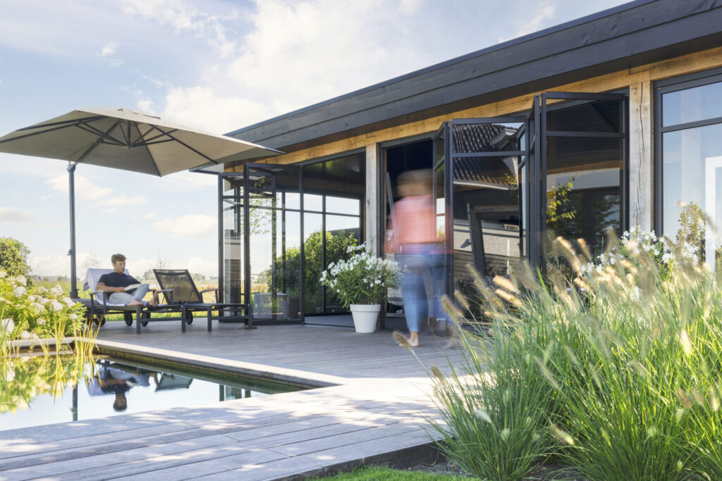 Vouwwanden voor eiken poolhouse met natuurzwembad