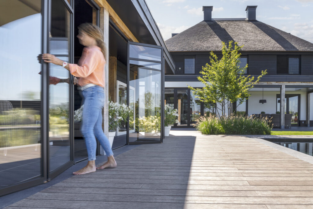 Vouwwanden voor eiken poolhouse met natuurzwembad