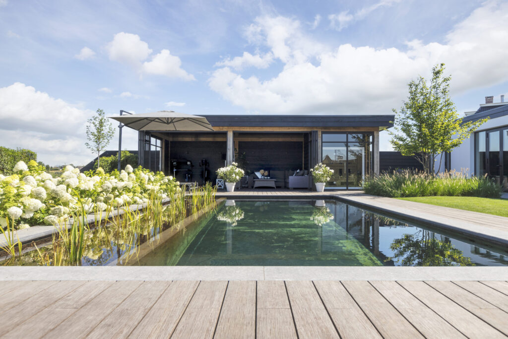 Vouwwanden voor eiken poolhouse met natuurzwembad