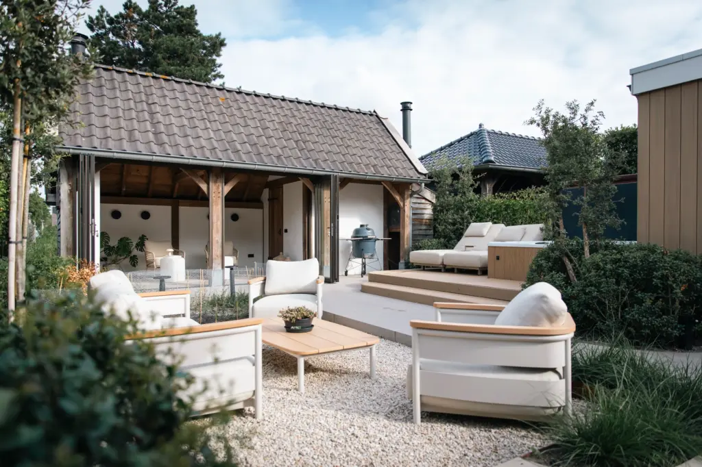 Vouwwanden voor wellnesstuin met jacuzzi