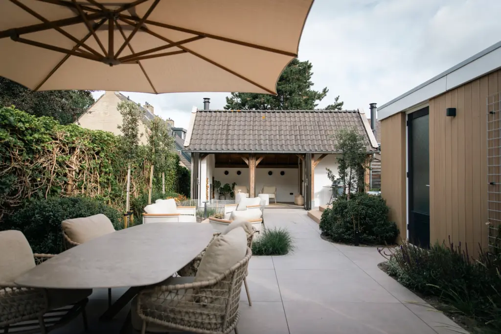 Vouwwanden voor wellnesstuin met jacuzzi