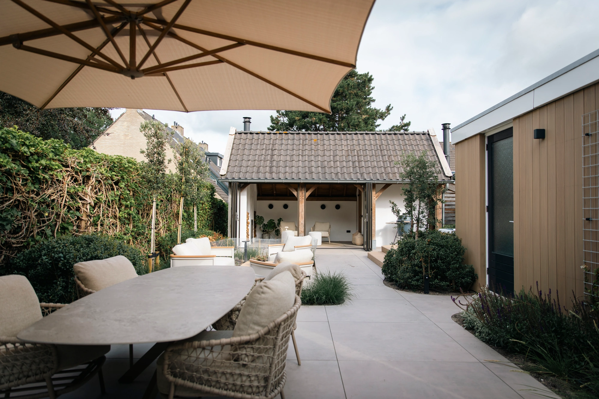 Vouwwanden voor wellnesstuin met jacuzzi