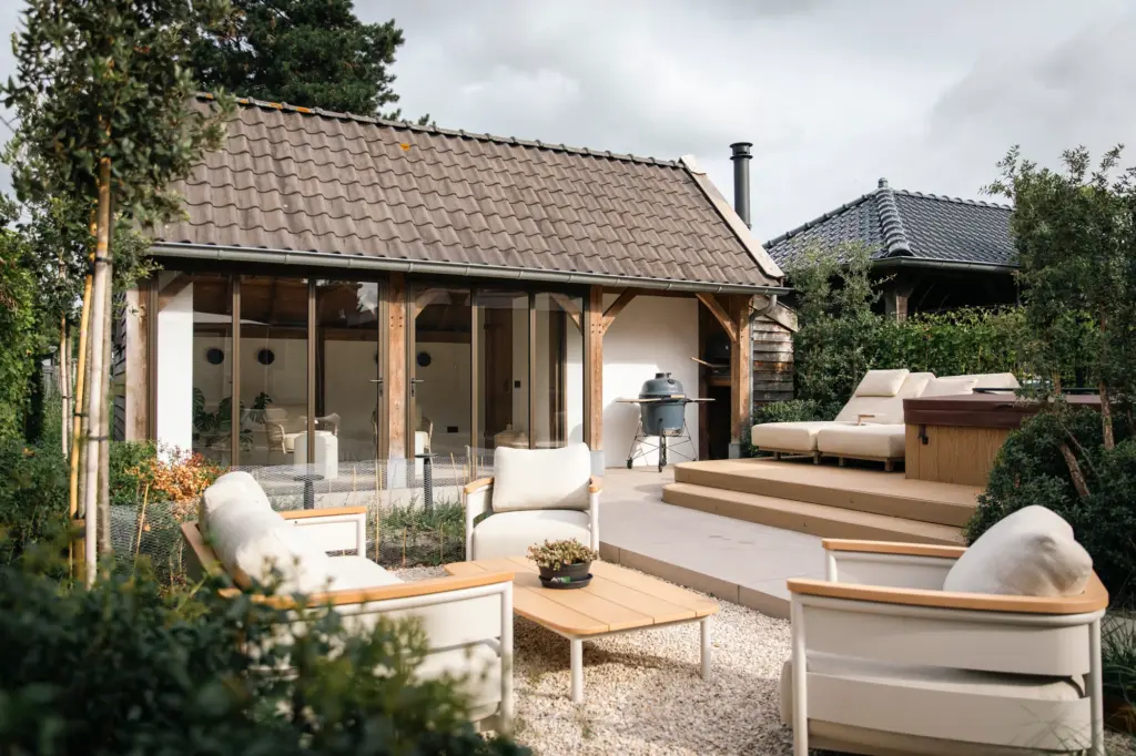 Vouwwanden voor wellnesstuin met jacuzzi