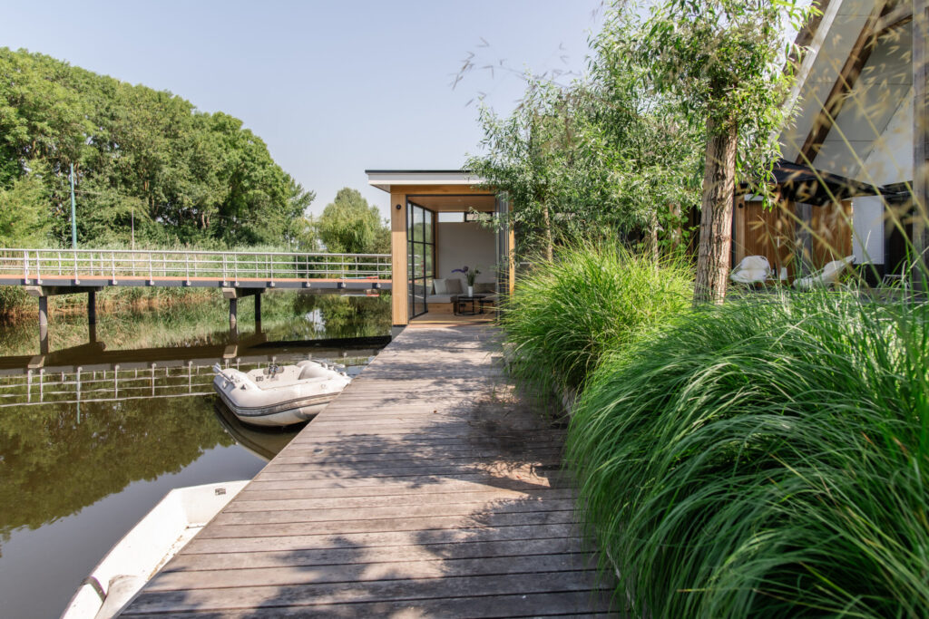 Glaswanden in buitenverblijf aan het water