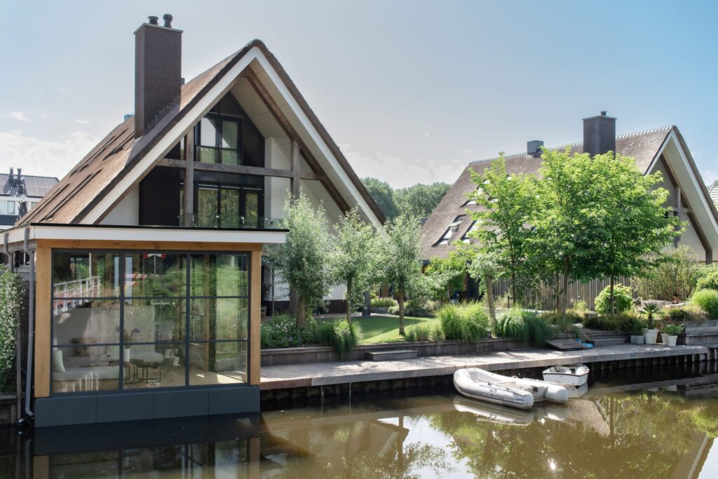 Glaswanden in buitenverblijf aan het water