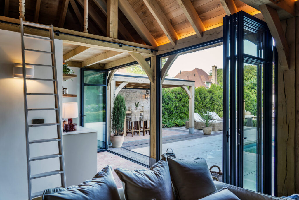 Vouwwanden voor eiken poolhouse met rieten kap
