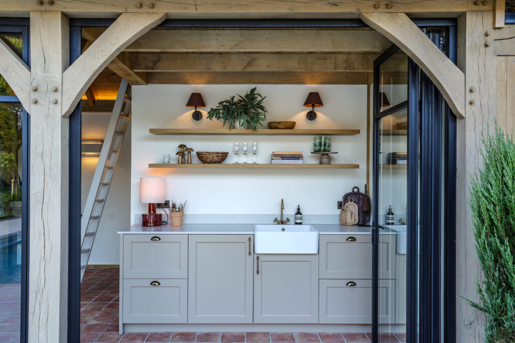 Vouwwanden voor eiken poolhouse met rieten kap