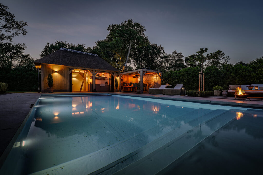 Vouwwanden voor eiken poolhouse met rieten kap