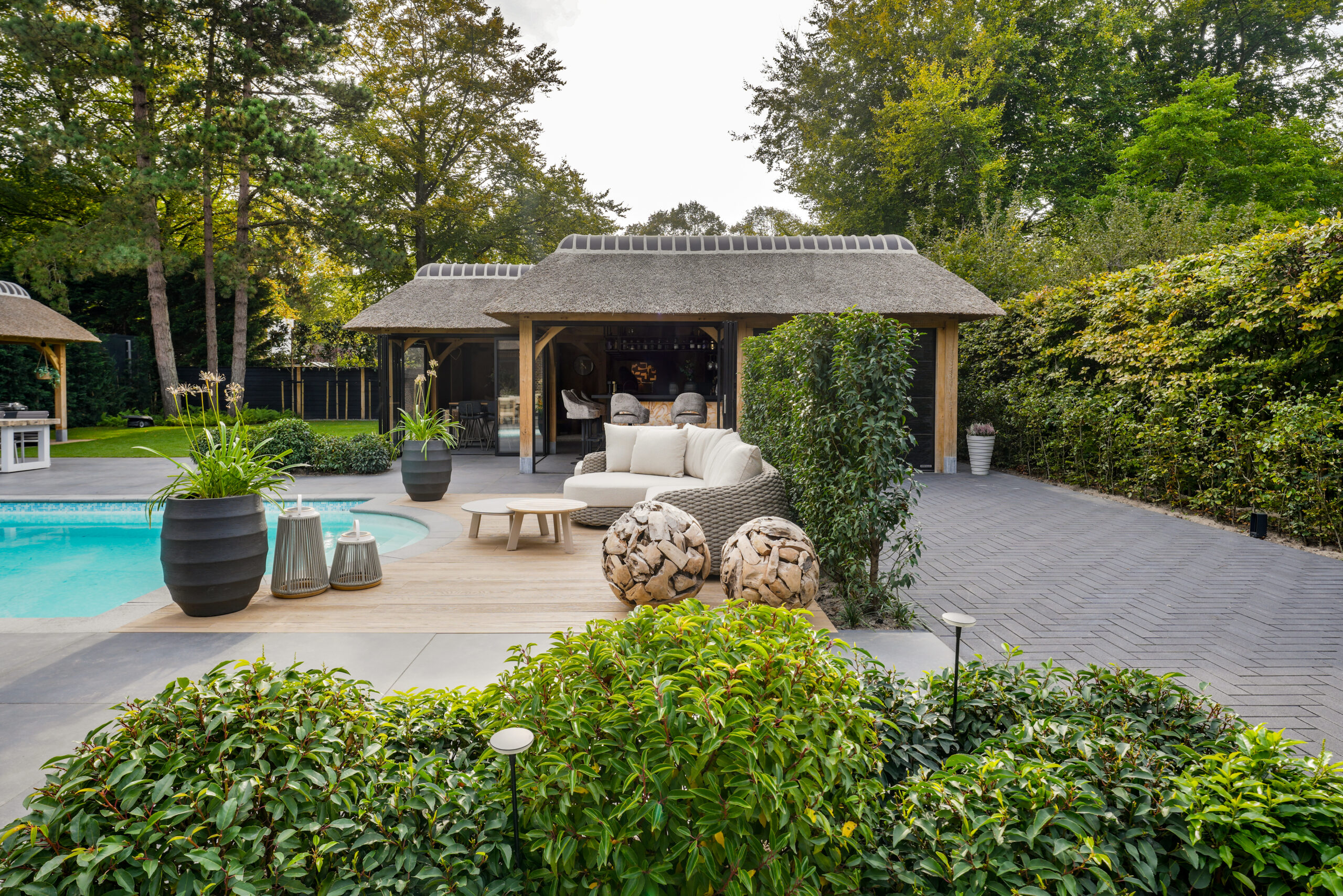 Aluminium vouwwanden voor rietgedekt poolhouse