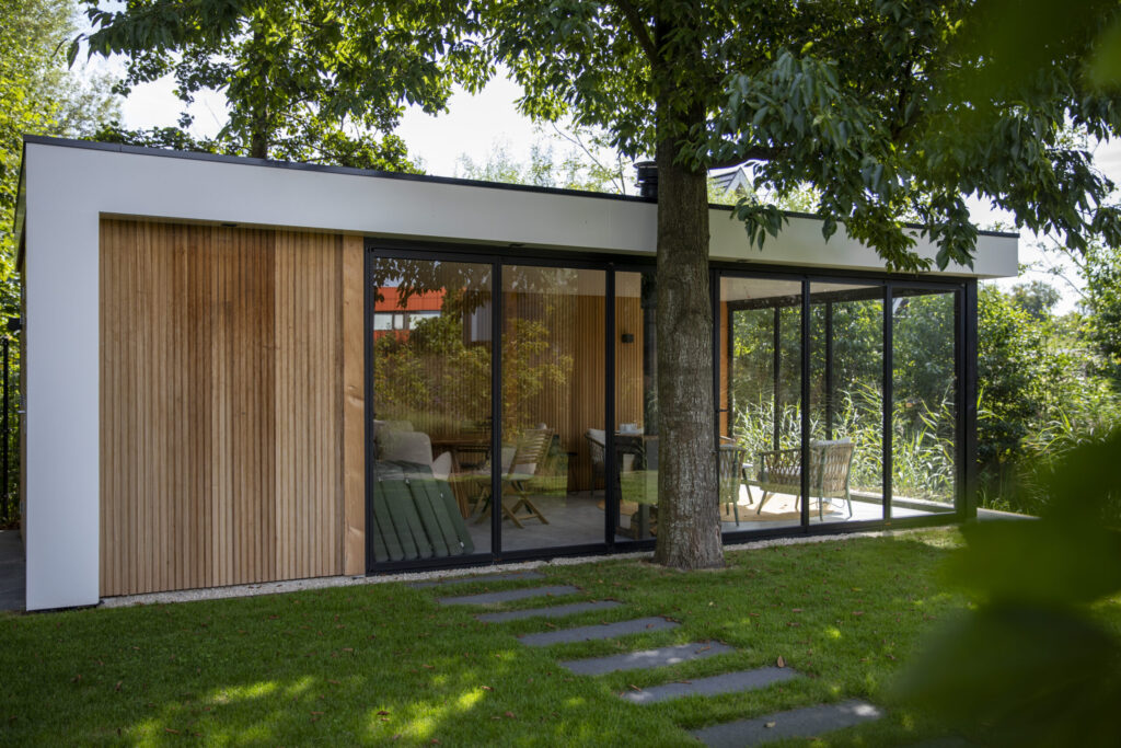 Vouwwanden voor modern buitenverblijf met wellness